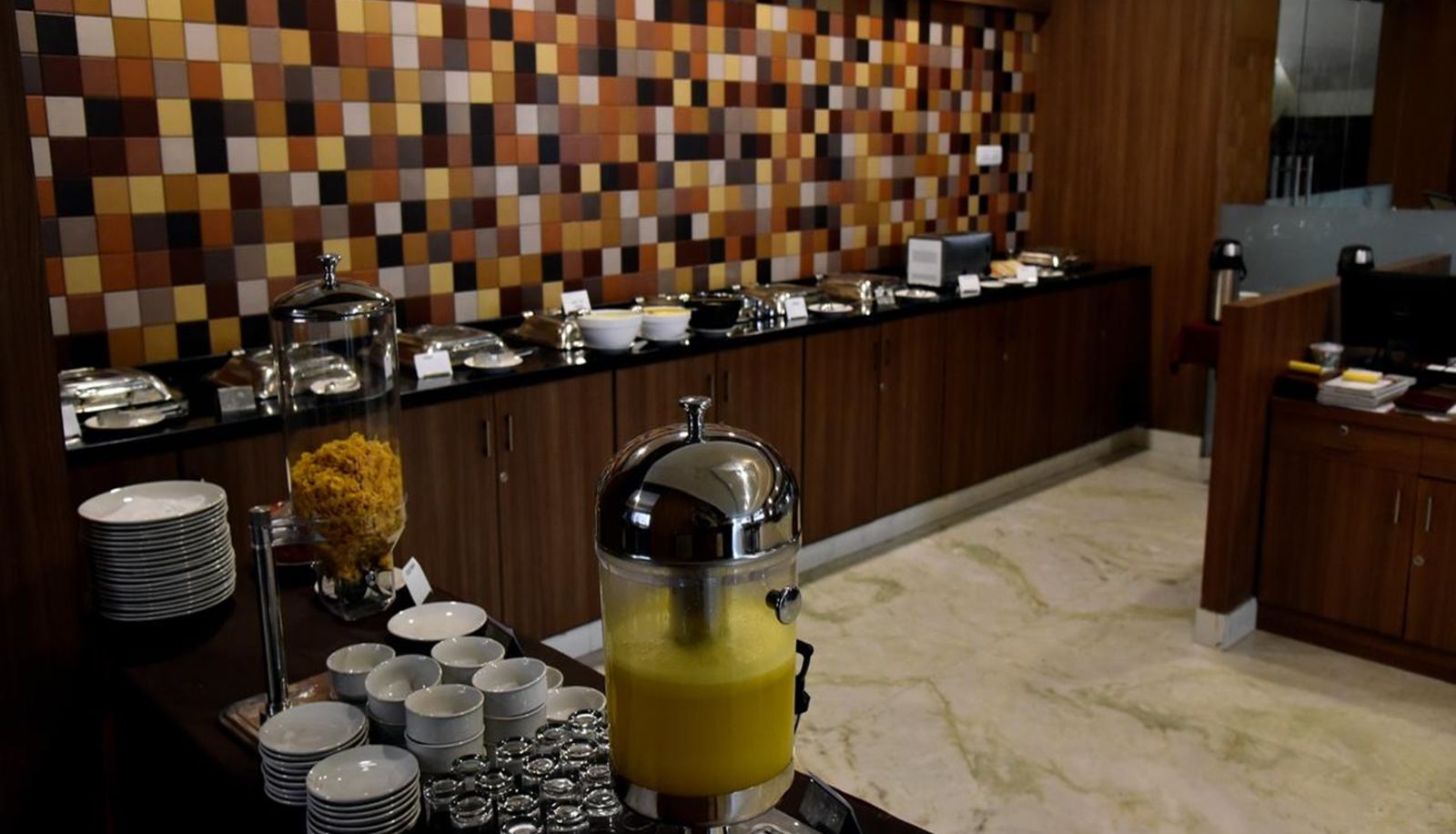 Frühstücksraum innerhalb des Restaurants - Hotel Rathna Residency
