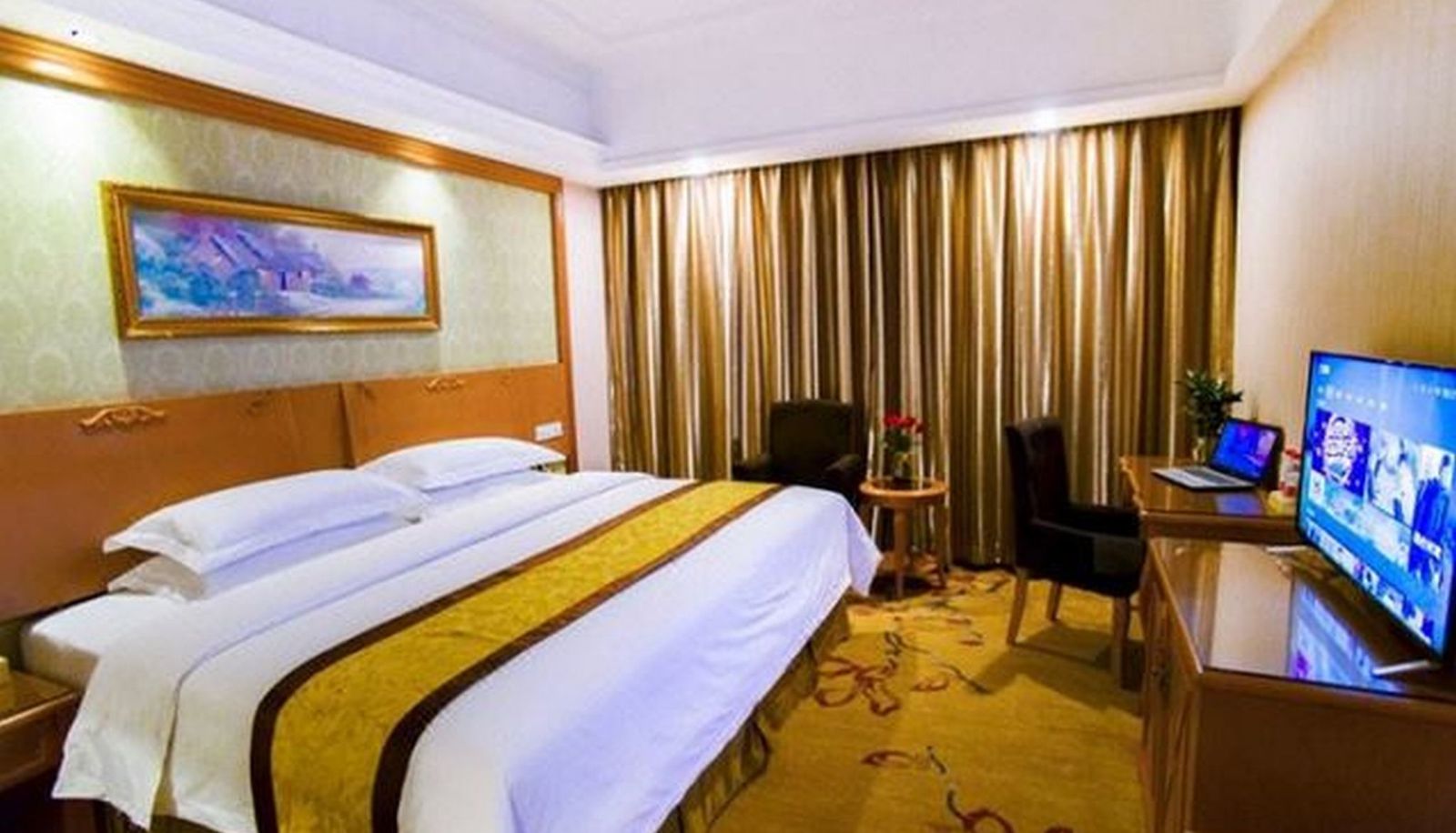 Camera business - Vienna Hotel (Shanghai Pudong Airport East Railway Station Store) Shanghai Pudong Airport South wish Road(Domestic Only)