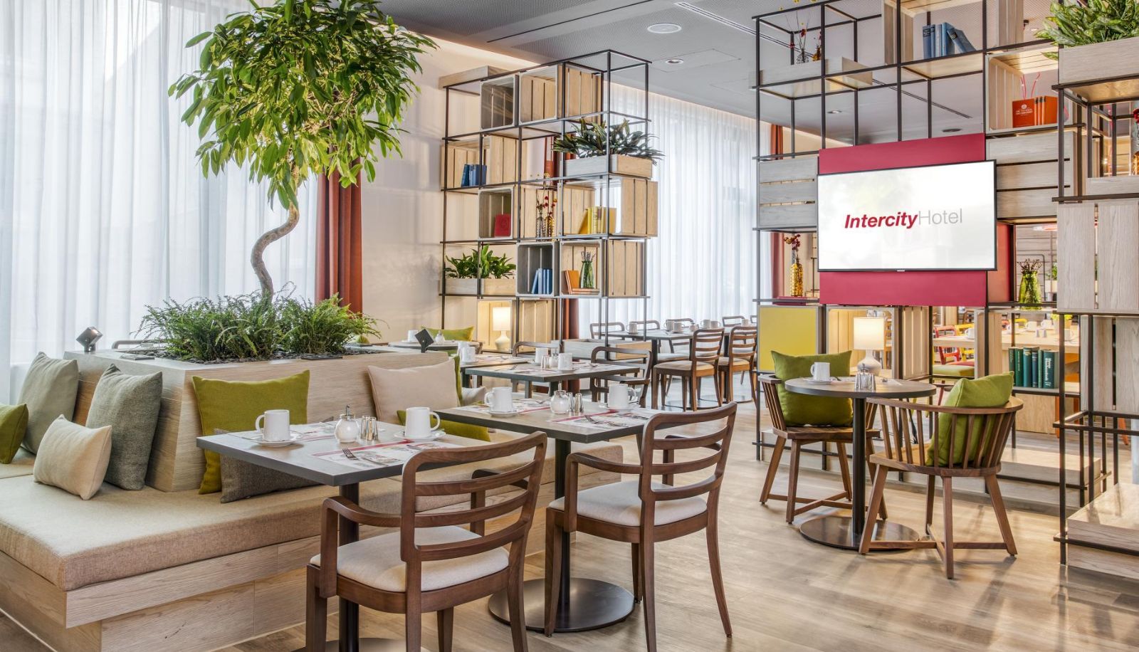 Ontbijtzaal in het restaurant - IntercityHotel Hildesheim