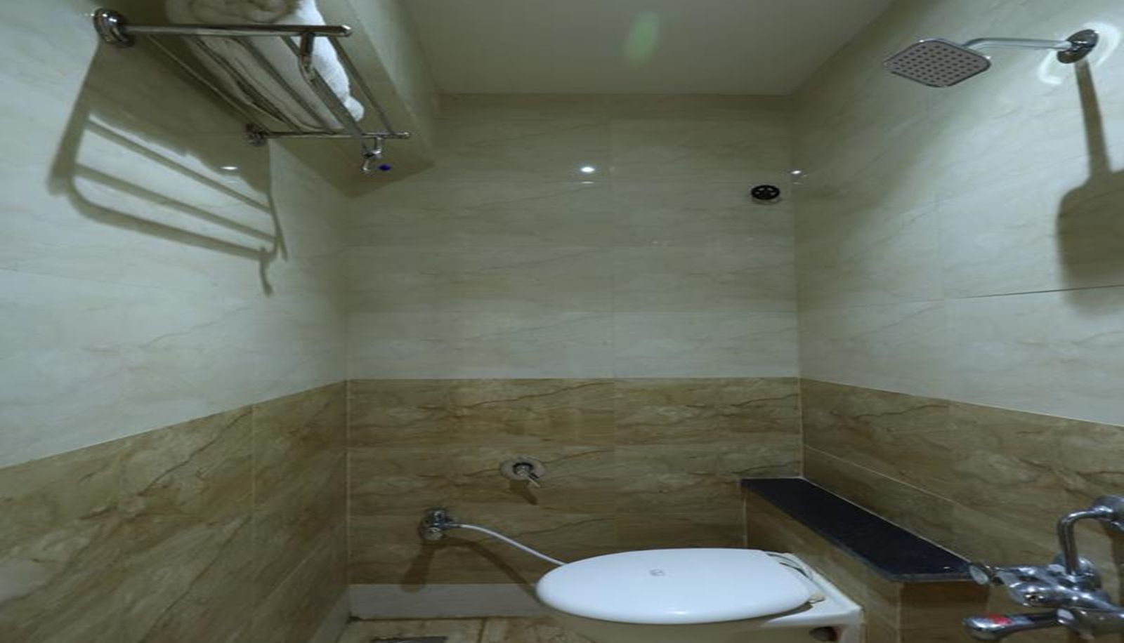 Bagno - Hotel Loyal Residency
