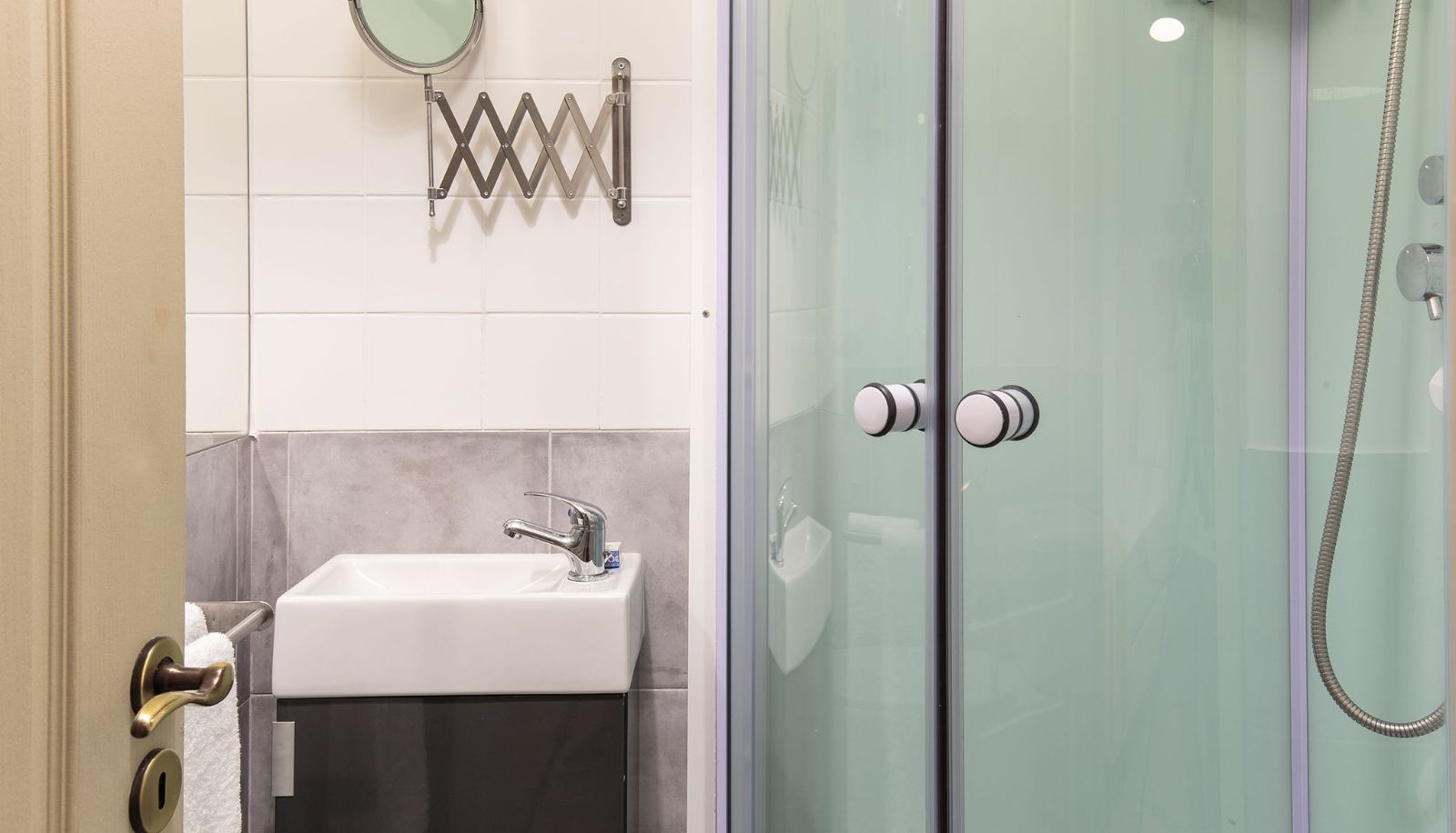 Info - The Indy House Rooms & Apartments