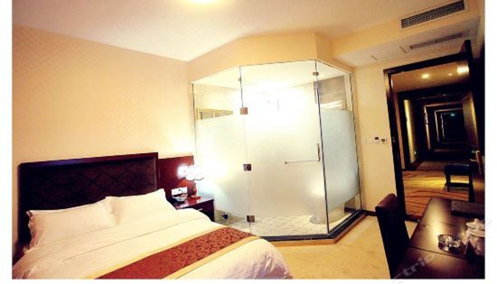 Camera business - Celebrity Hotel