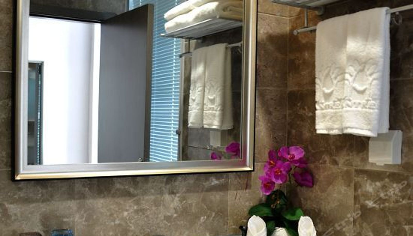 Suite - Anshulin Movie Hotel