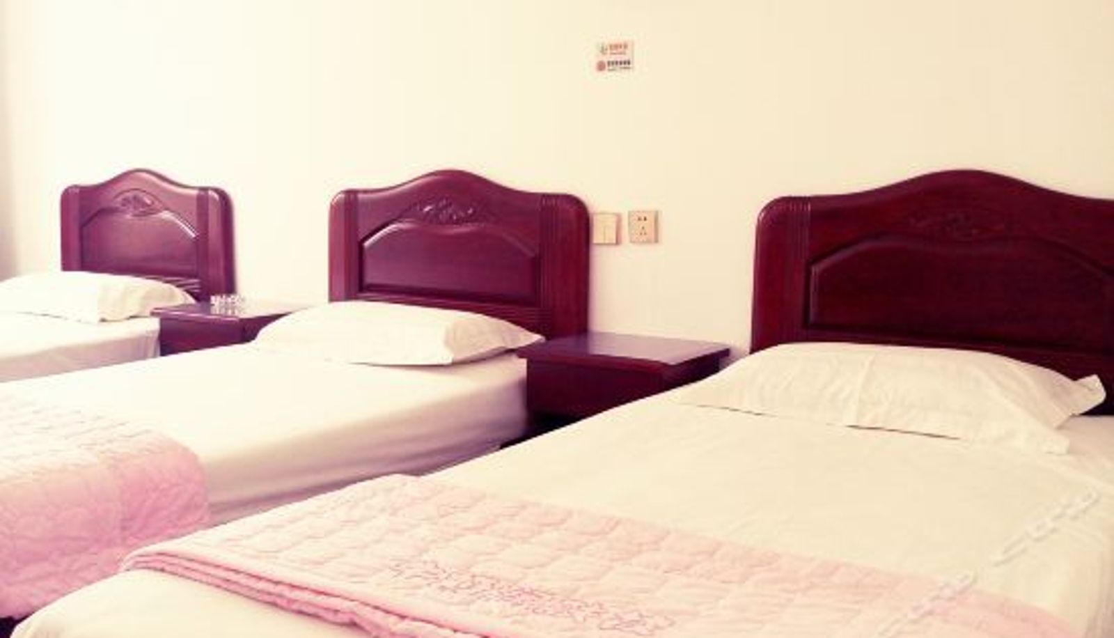 Dreibettzimmer - 北戴河玫瑰七月主题宾馆(原华锦宾馆)