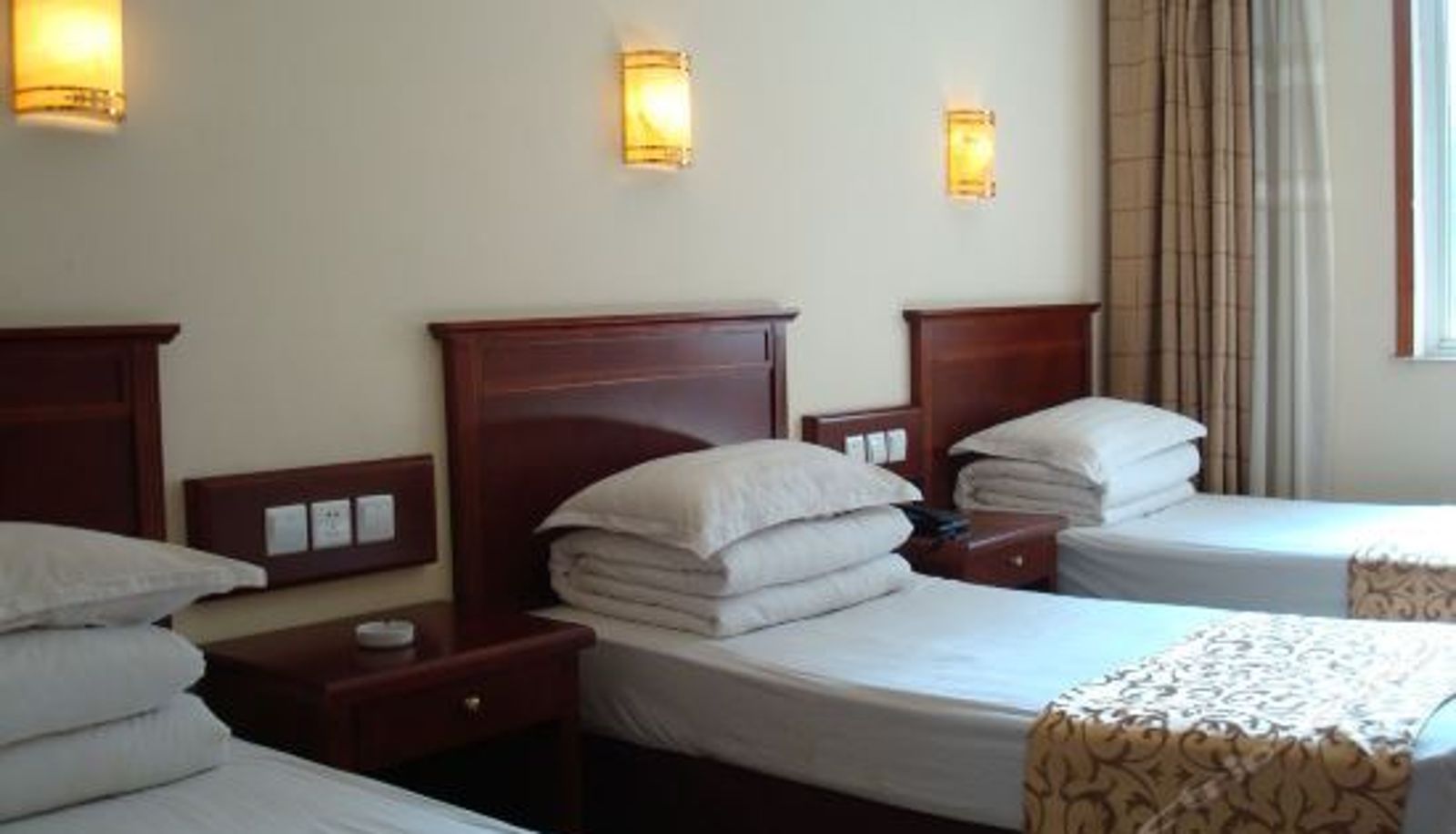 Dreibettzimmer - 大庆玫瑰园商务宾馆