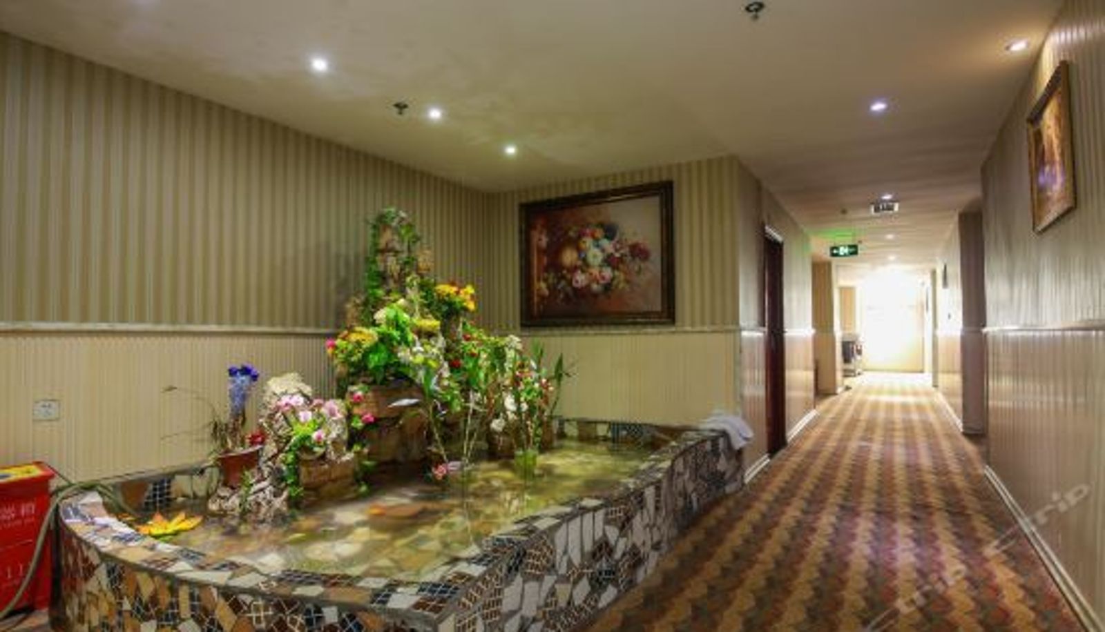 Recepcja - Bozun Riverview Hotel (Crown Escalator Store)