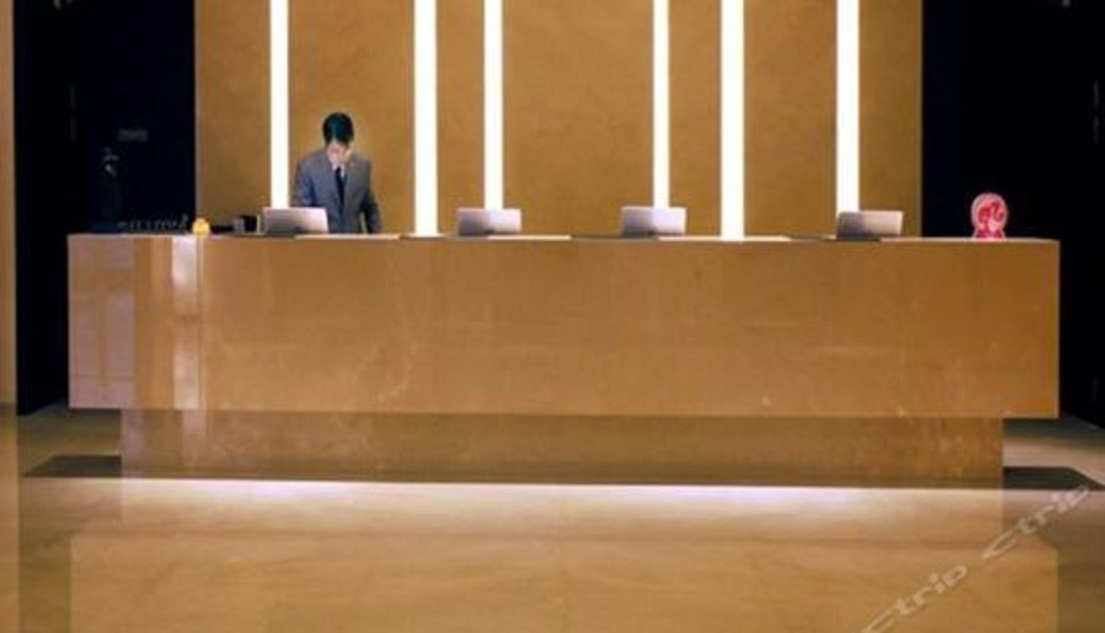 Reception - 和逸饭店(高雄中山馆)