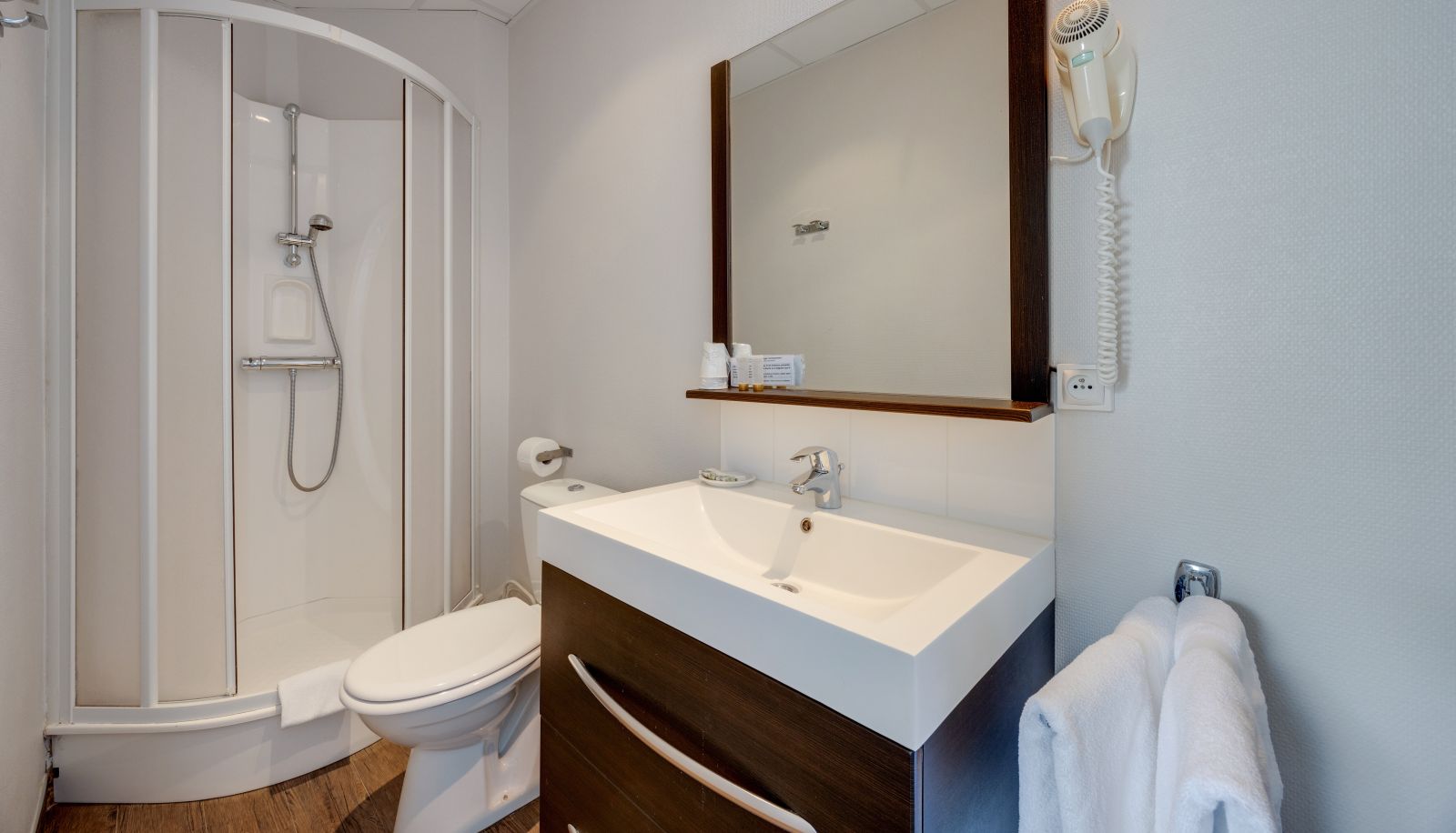 Badezimmer - BRIT HOTEL CONFORT BAGNOLES NORMANDIE