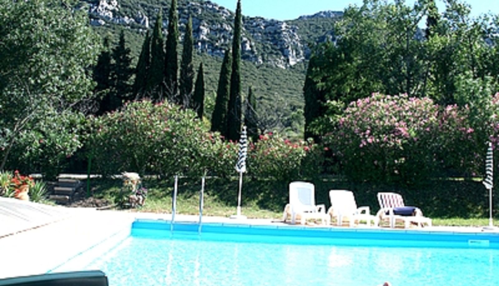 Pool - HÔTEL RESTAURANT MAS LE CHATELET Logis