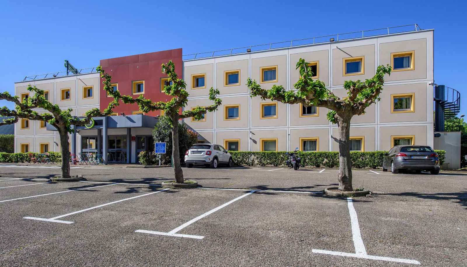 Buitenruimte van het hotel - B&B HOTEL Nîmes Caissargues