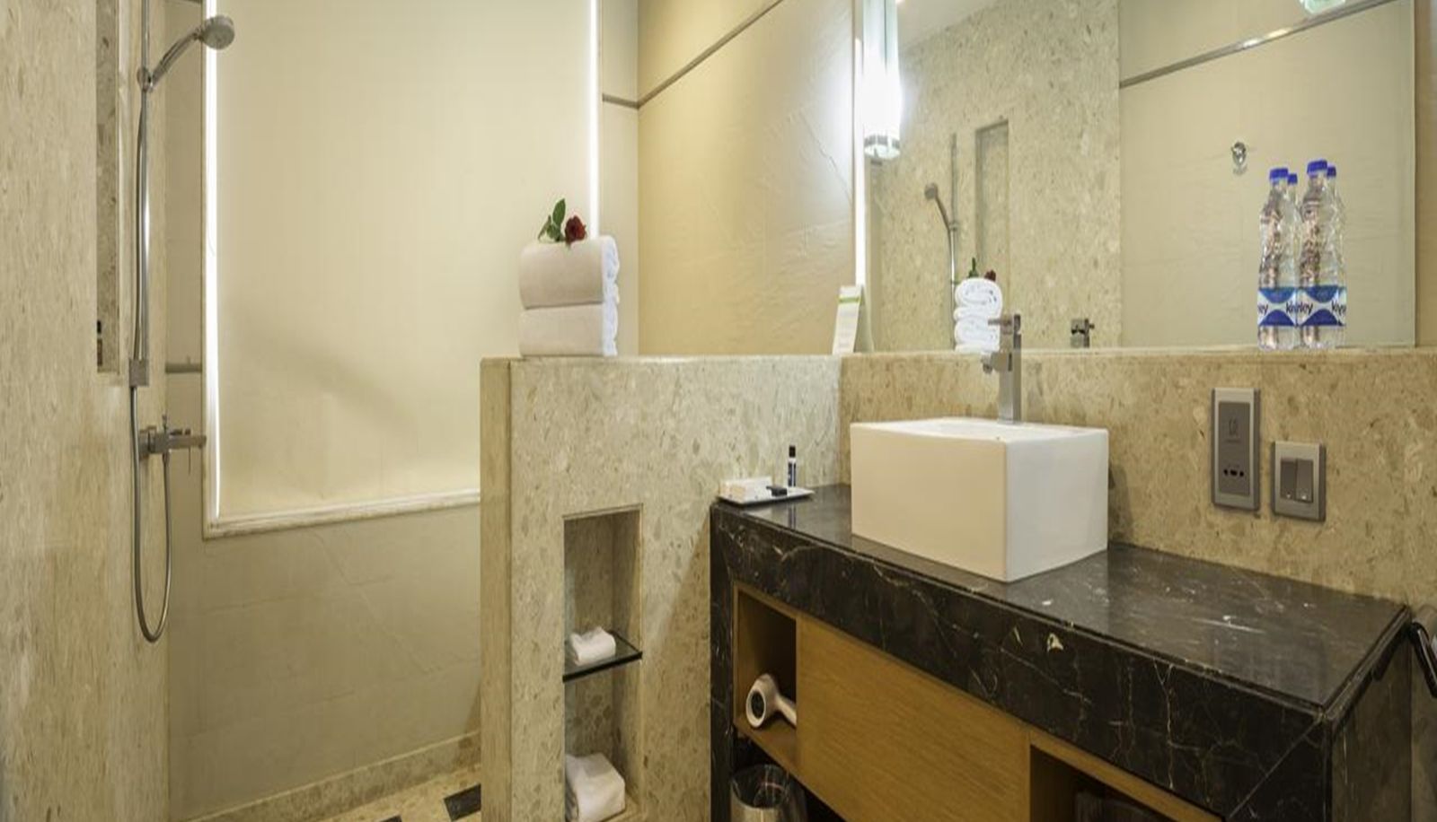 Salle de bain - Hotel Nirvana l Banquets l Club