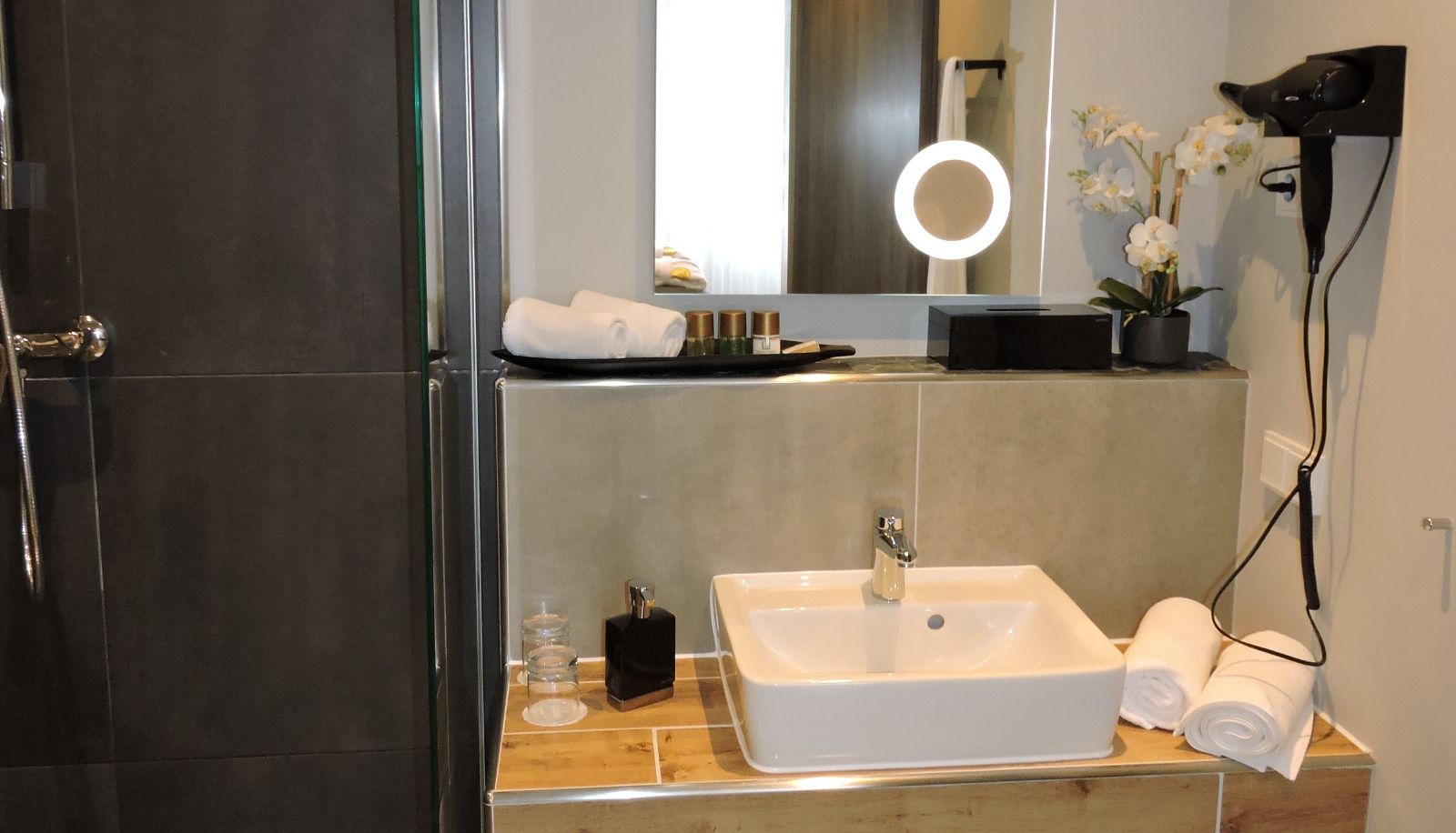 Badezimmer - DORMERO Hotel Bremen