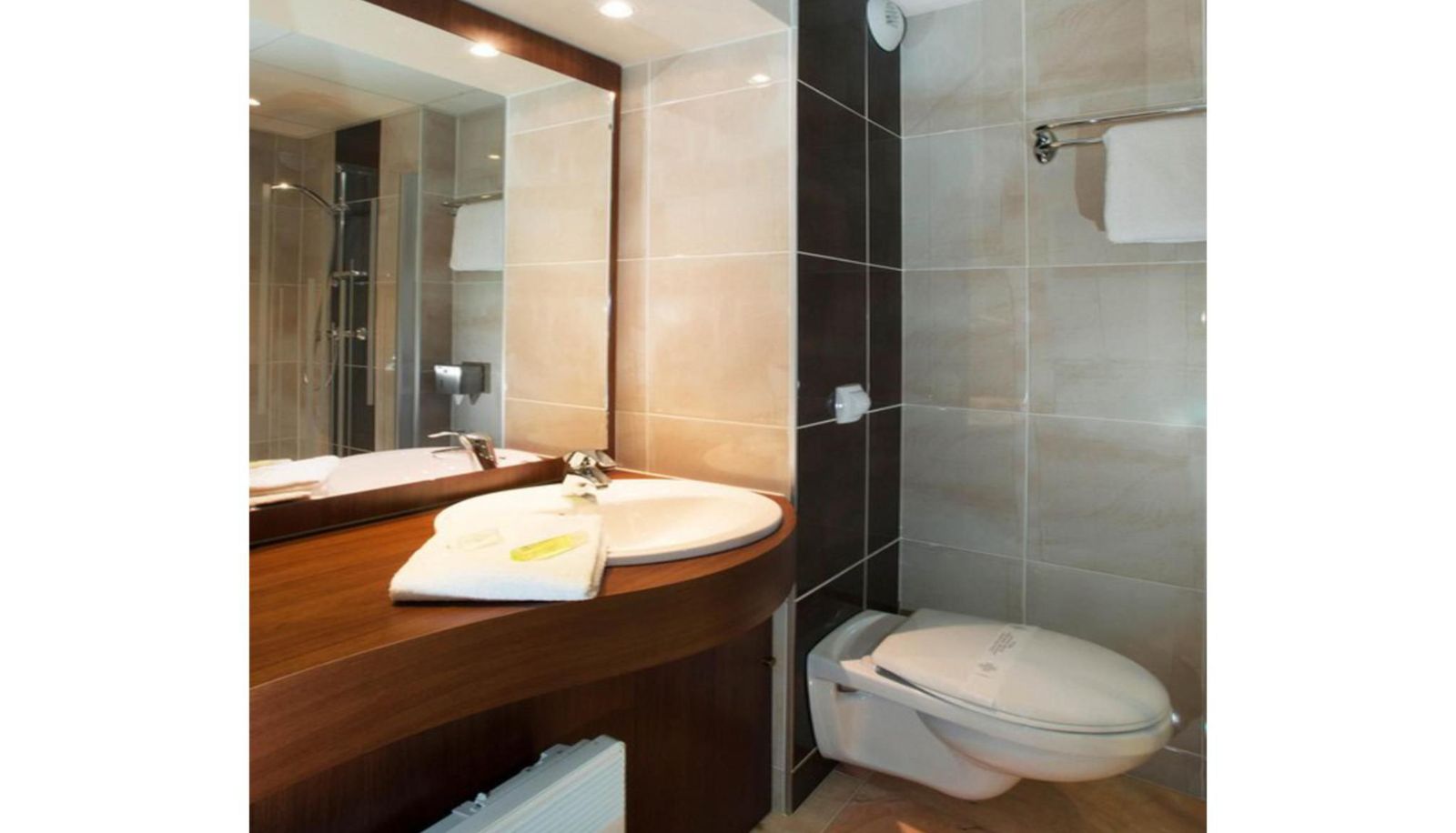 Badkamer - Brit Hotel Tours Sud – Le Cheops