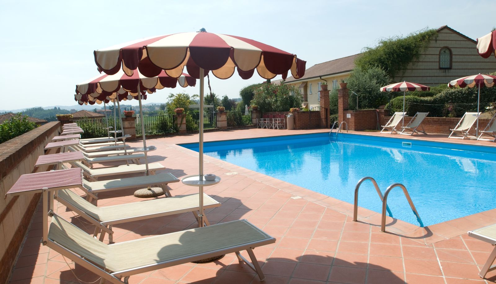 Piscine - Ariotto Village Residence Hotel e Ristorante in Monferrato
