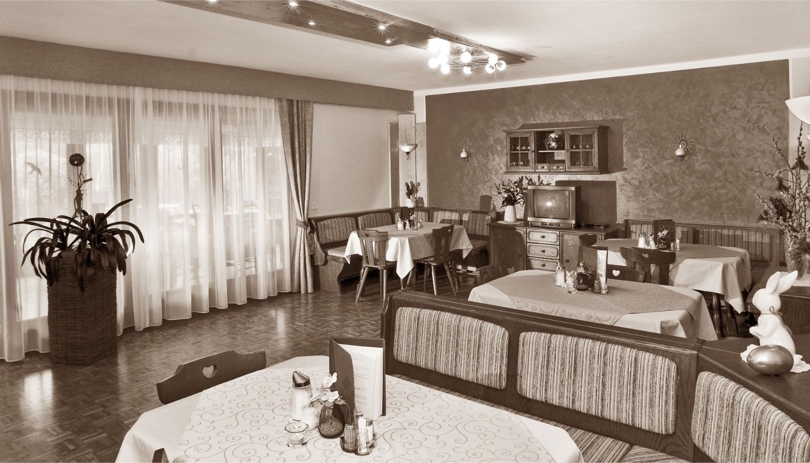 Frühstücksraum innerhalb des Restaurants - Fischinger Pension