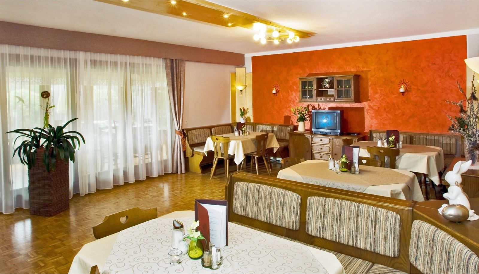 Sala de desayunos dentro del restaurante - Fischinger Pension