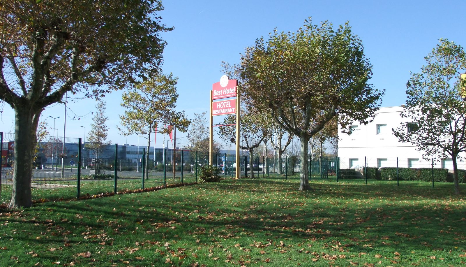 Garten - Best Hotel Saint Priest