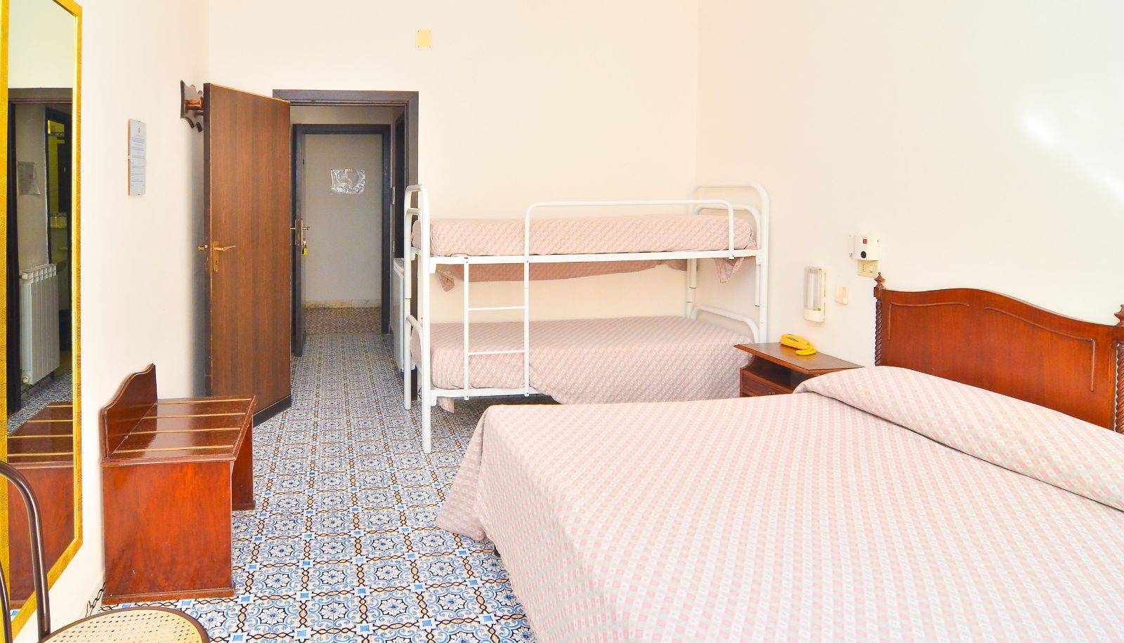 Dreibettzimmer - Bristol Hotel