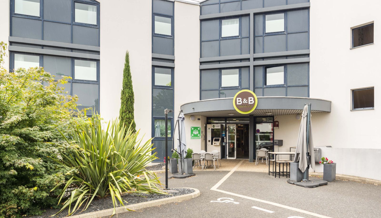 Hotel outdoor area - B&B Hotel Cholet Sud