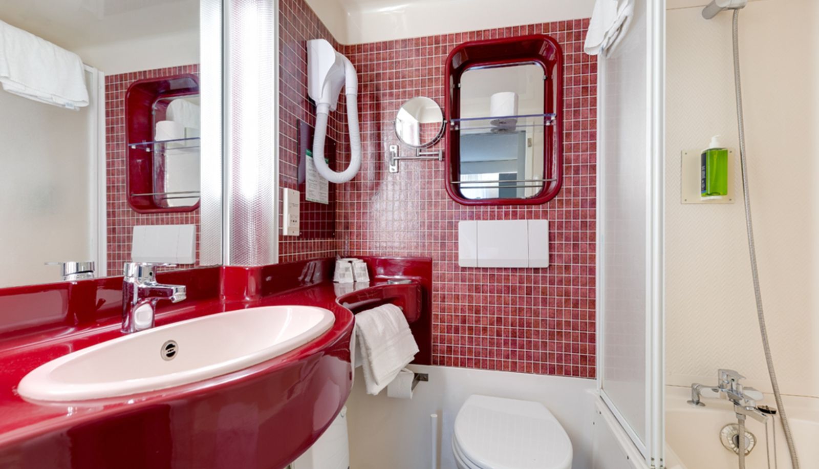 Badezimmer - Brit Hotel Confort Rouen Nord - Eden