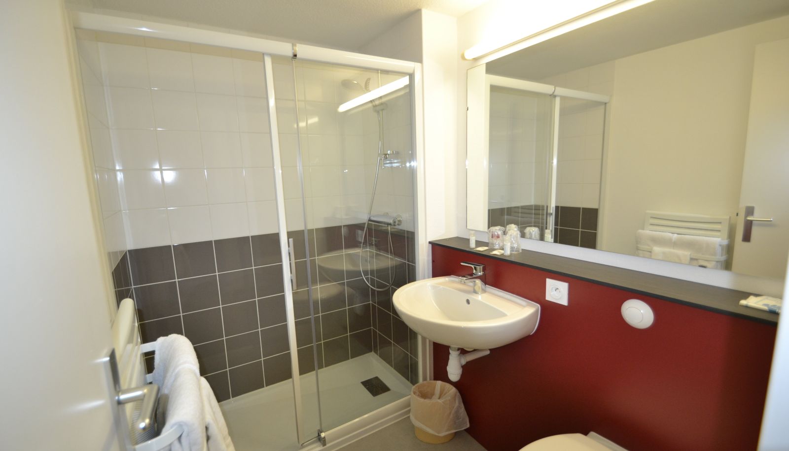 Badezimmer - Brit Hotel Mayenne