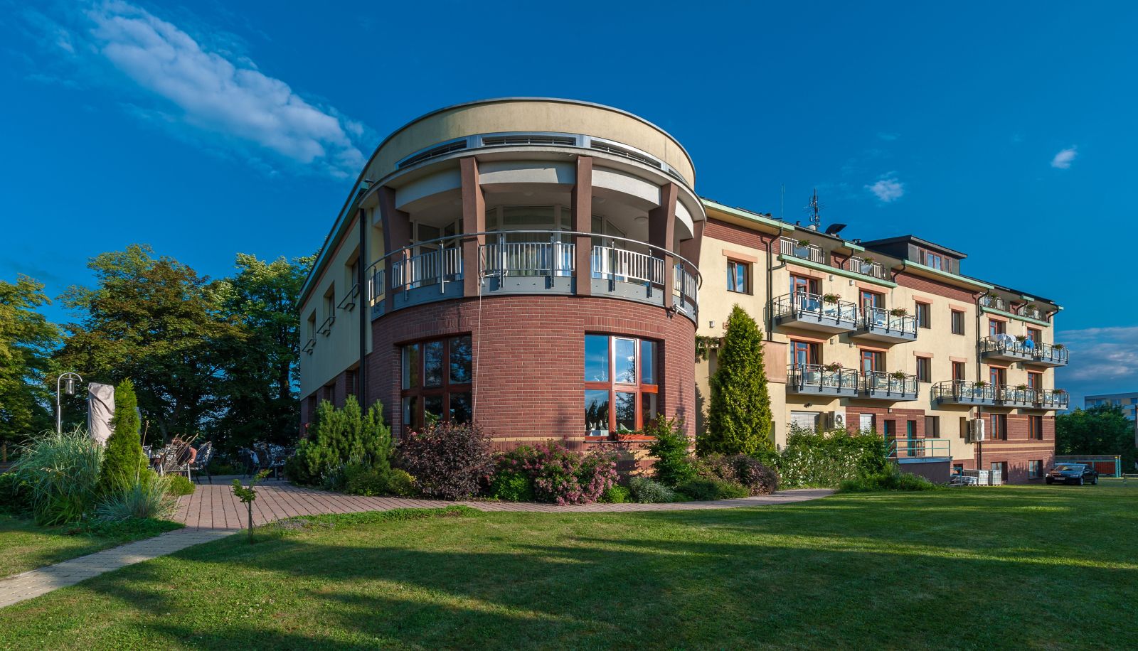 Hotel outdoor area - April Hotel Panorama