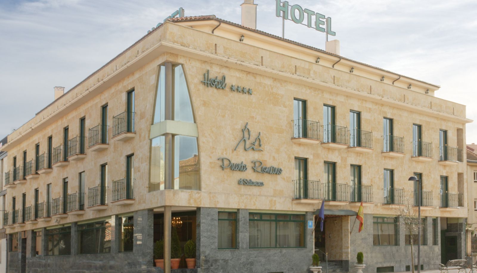 Hotel outdoor area - ELE Puente Romano