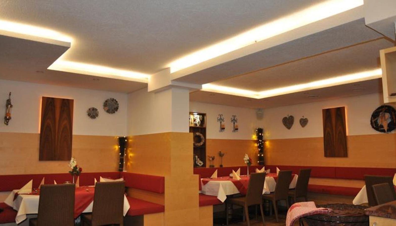 Sala de desayunos dentro del restaurante - Adler Hotel-Pension