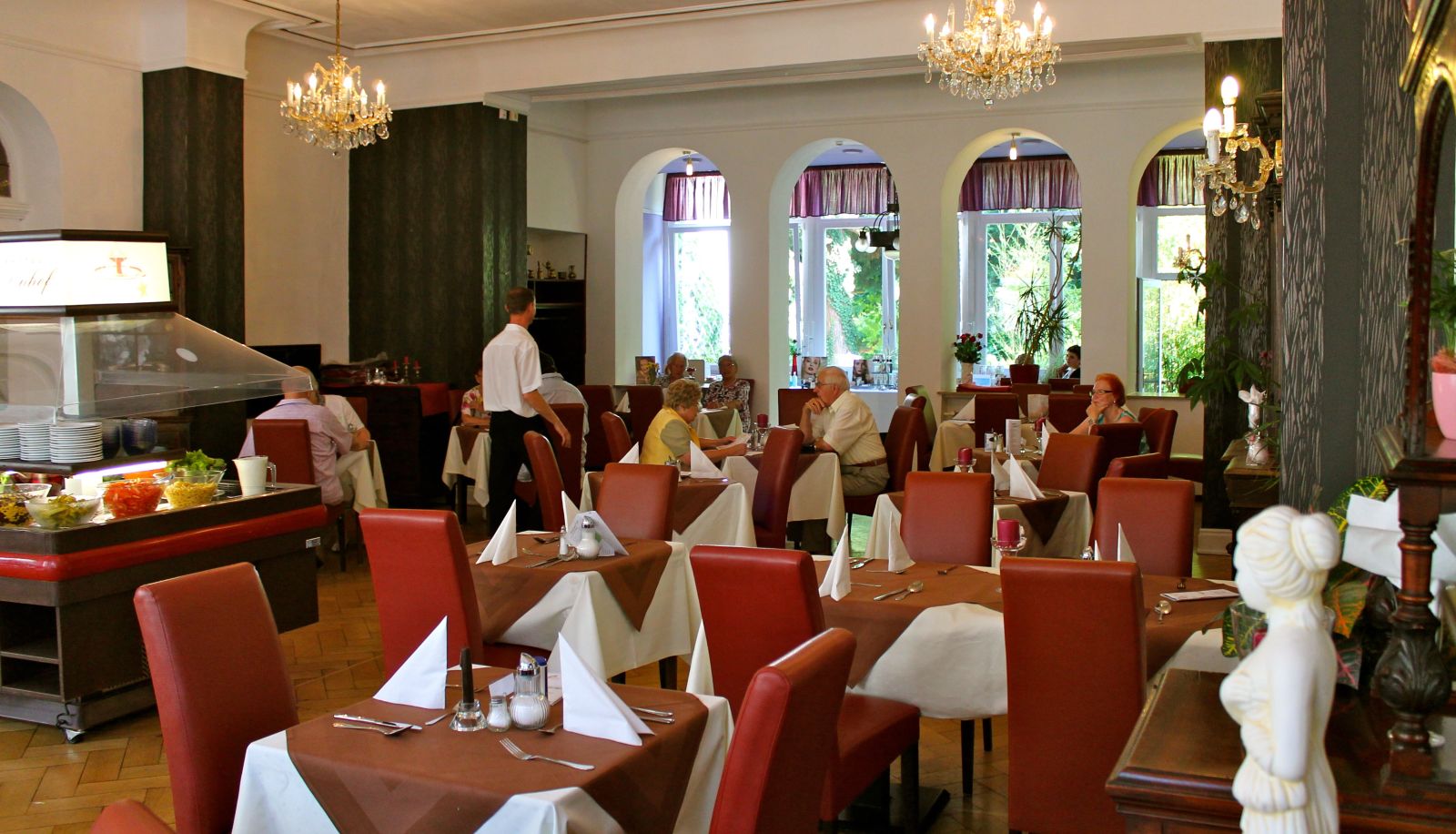 Sala de desayunos dentro del restaurante - Quellenhof Kurhotel