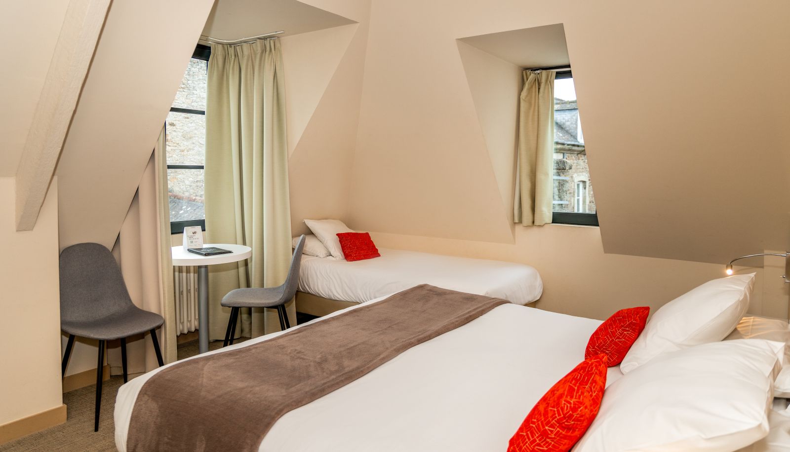 Triple room - Dinan  Hôtel du Château The Originals Boutique