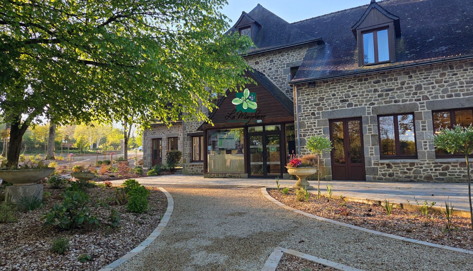 Buitenruimte van het hotel - La Marjolaine Logis
