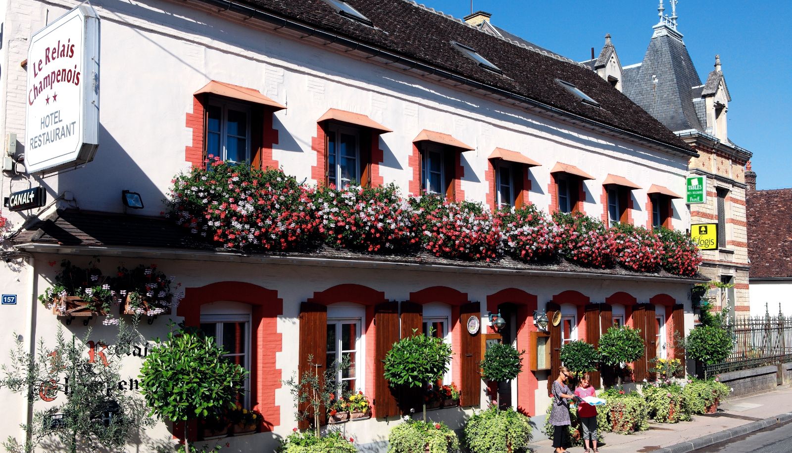 Zewnętrzna część hotelu - Le Relais Champenois et du Lion d'Or Hôtel Restaurant