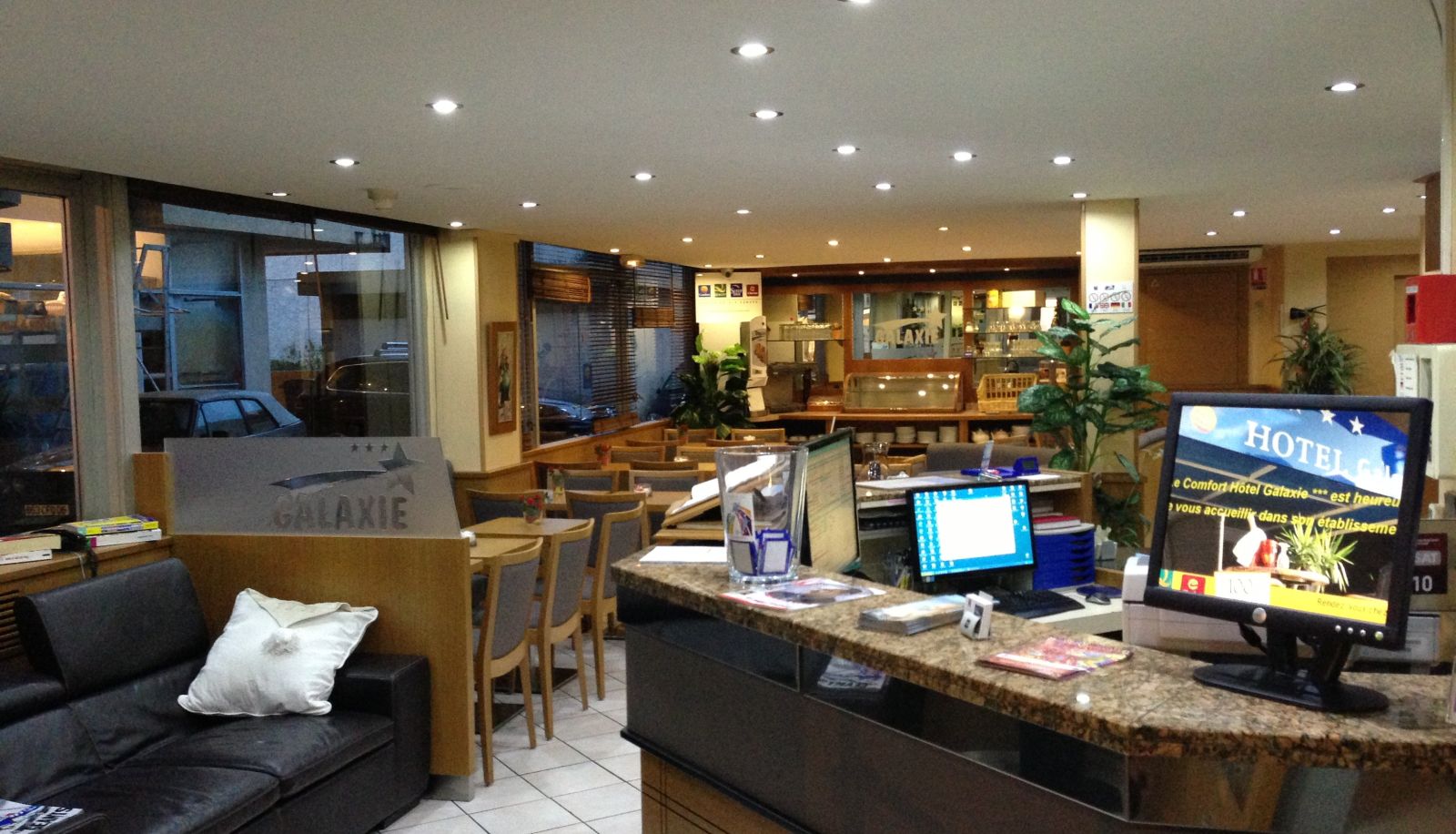 Salle de petit-déjeuner dans le restaurant - Nice Aéroport  Hotel Galaxie The Originals City