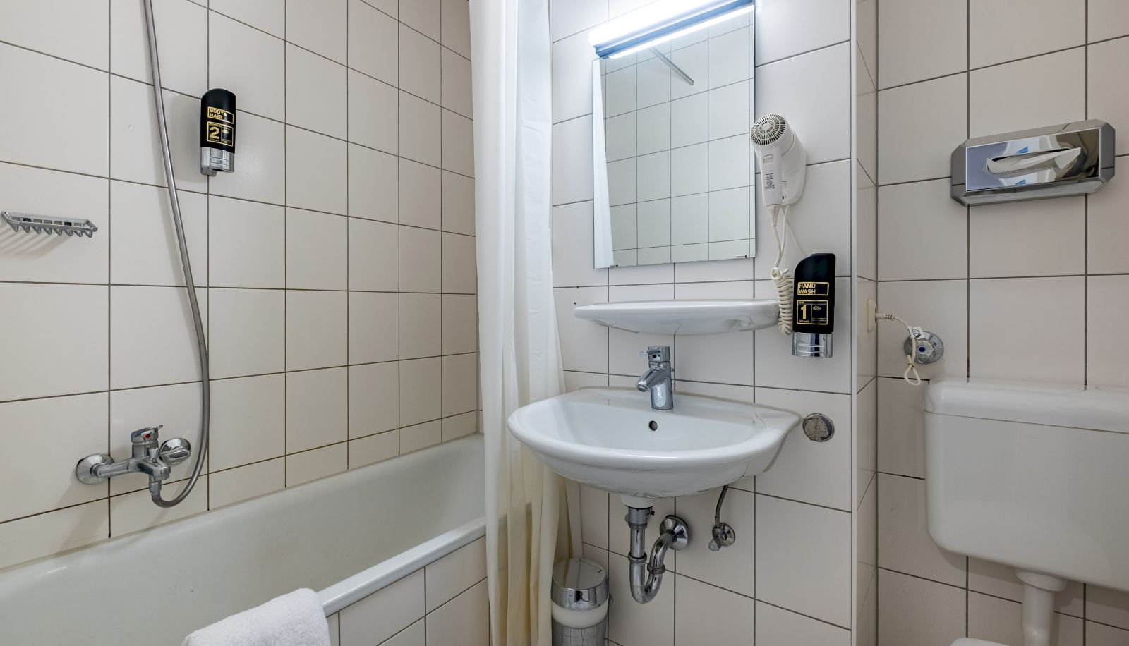Bathroom - a&o München Hauptbahnhof Hostel