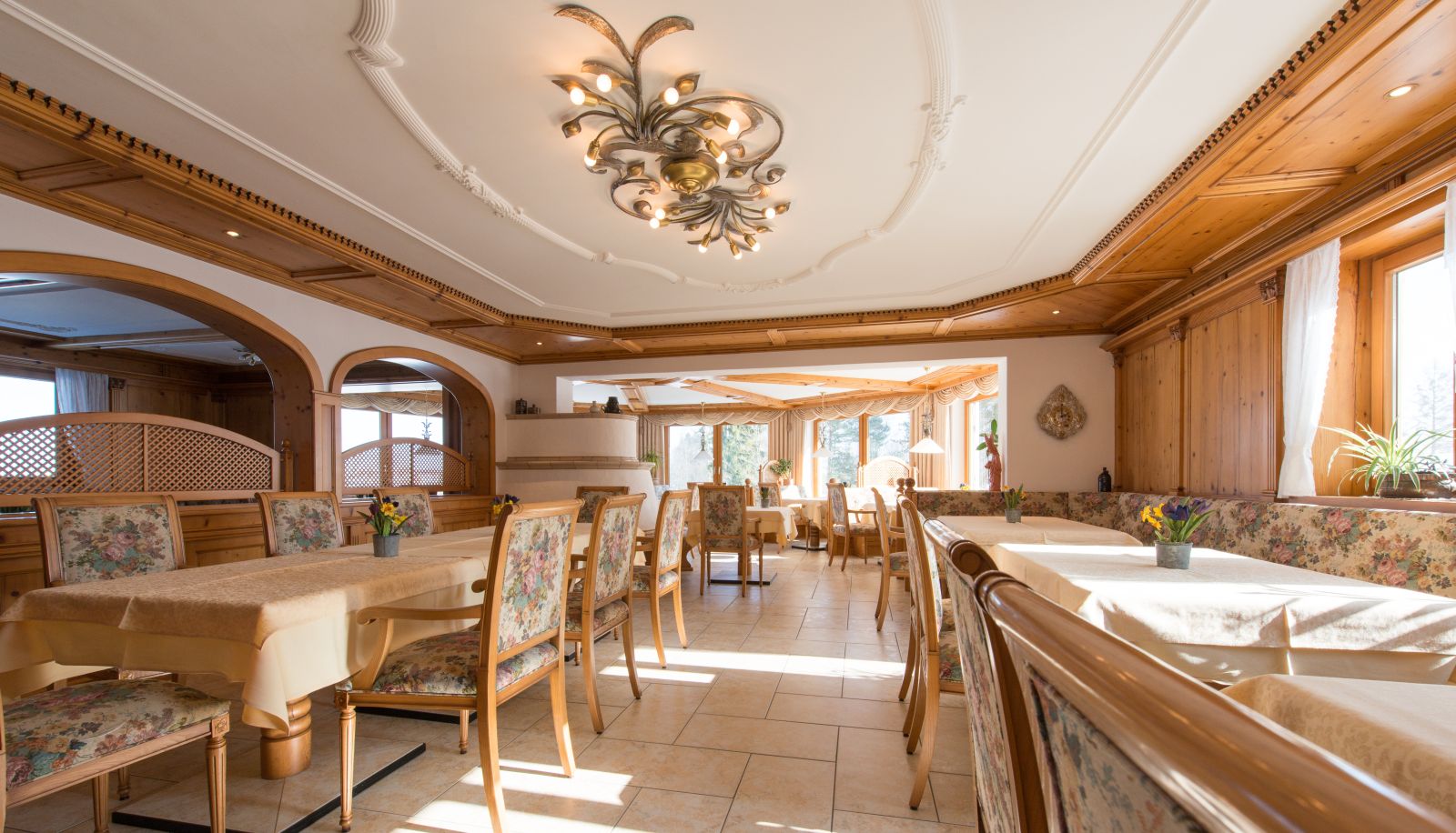 Salle de petit-déjeuner dans le restaurant - St. Ulrich Garni