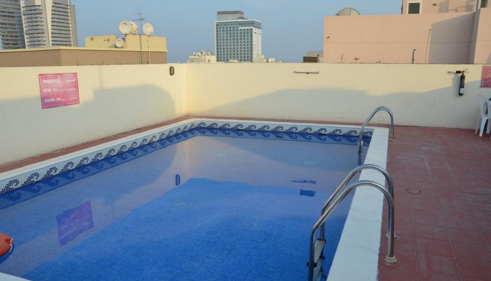 Piscina - Premiere Hotel  Apartments