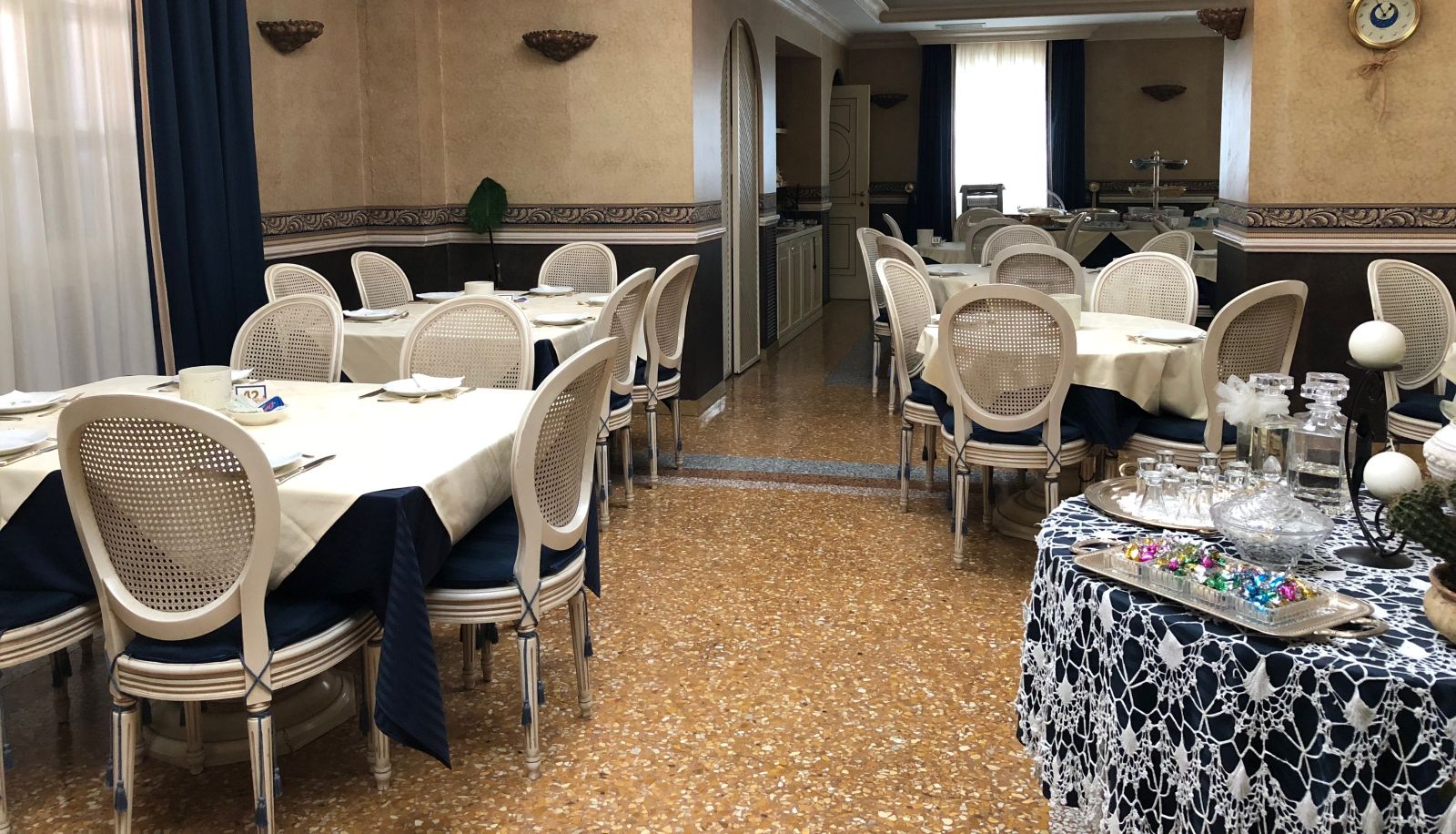 Salle de petit-déjeuner dans le restaurant - Sapori