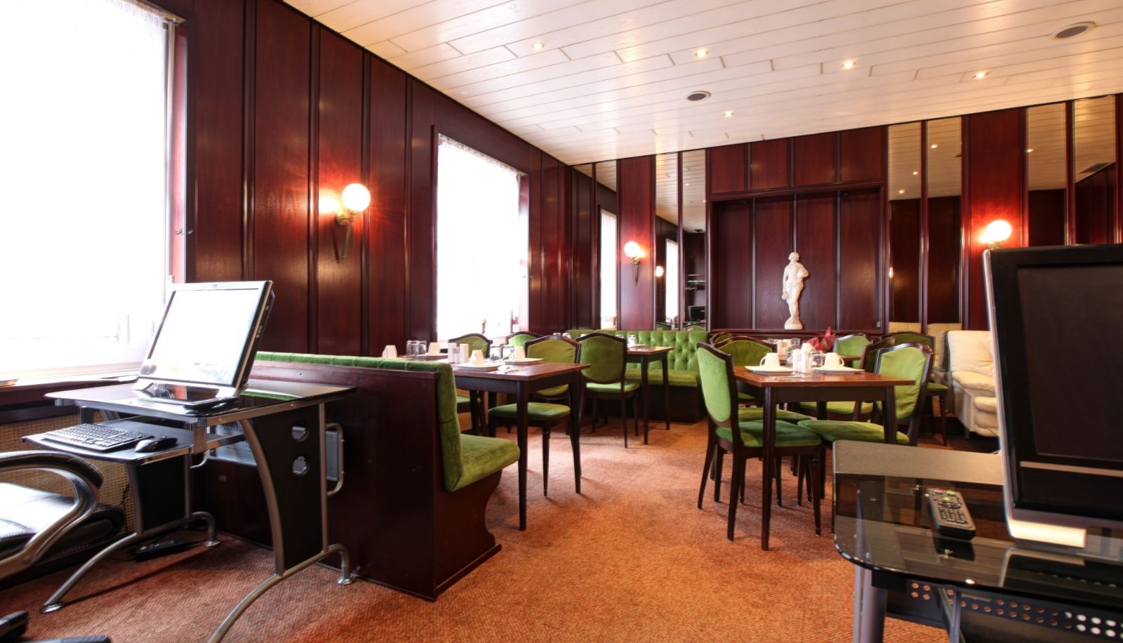 Salle de petit-déjeuner - Brunnen Hotel