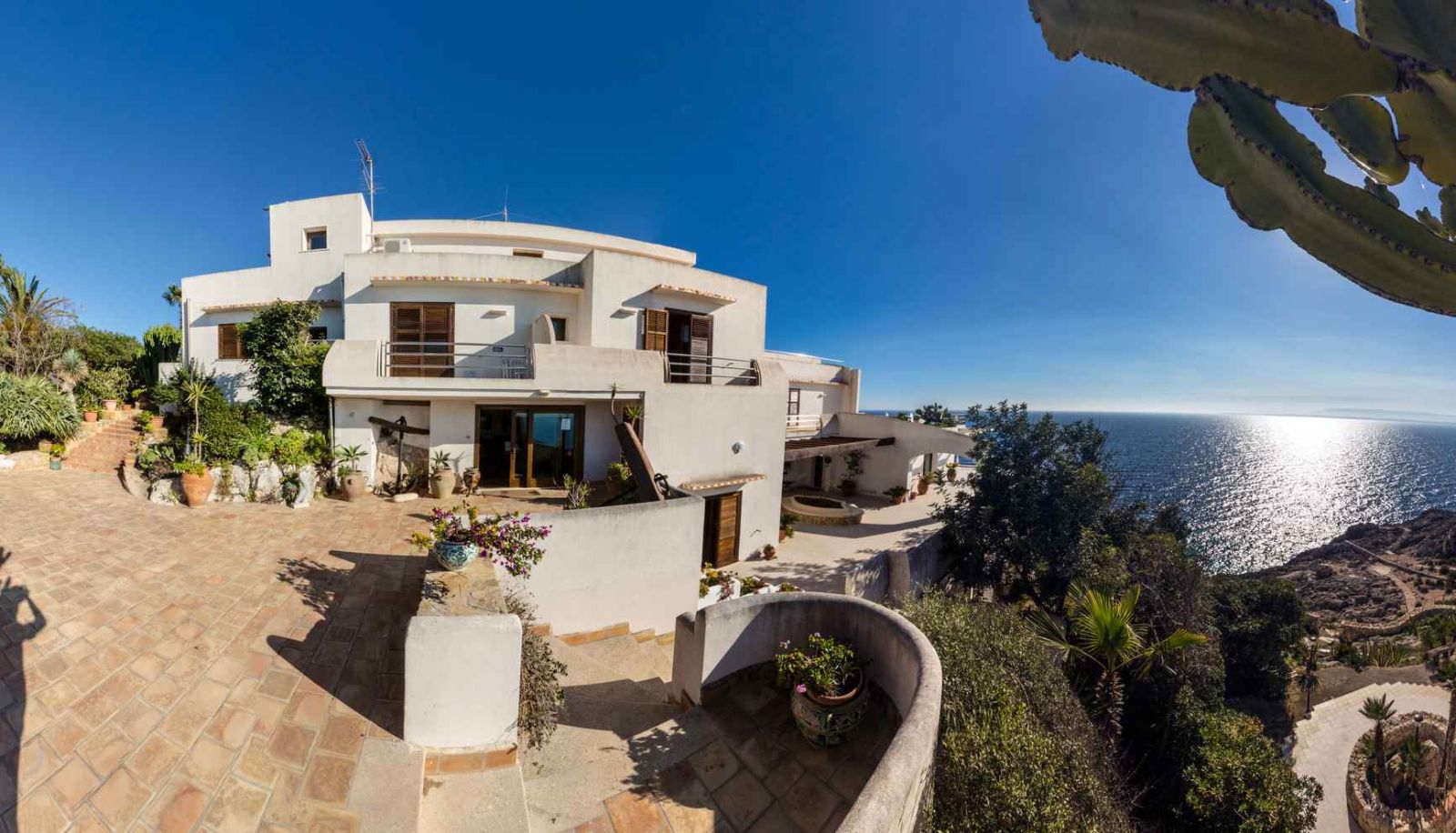 Zewnętrzna część hotelu - La Rosa Sul Mare