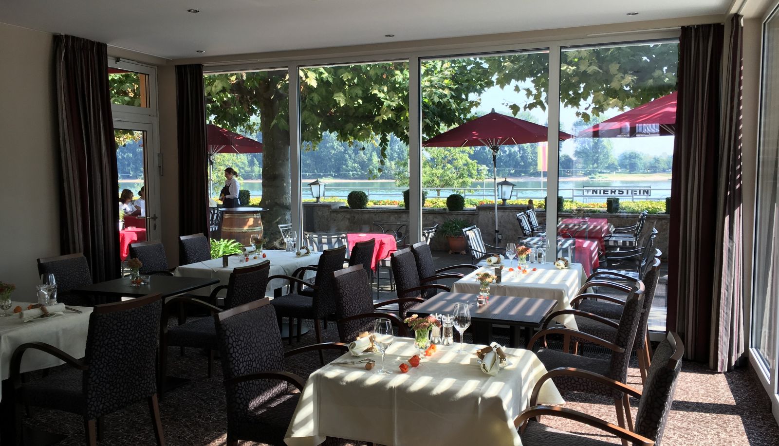 Salle de petit-déjeuner dans le restaurant - Rheinhotel Nierstein
