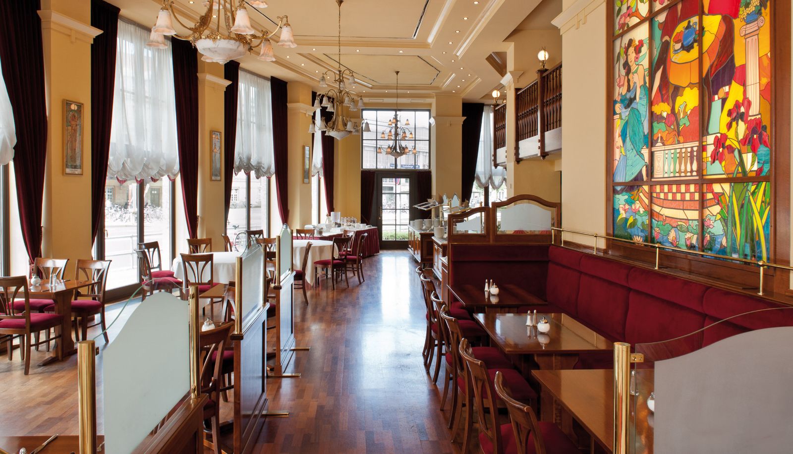 Sala de desayunos dentro del restaurante - Victor's Residenz Hotel Leipzig