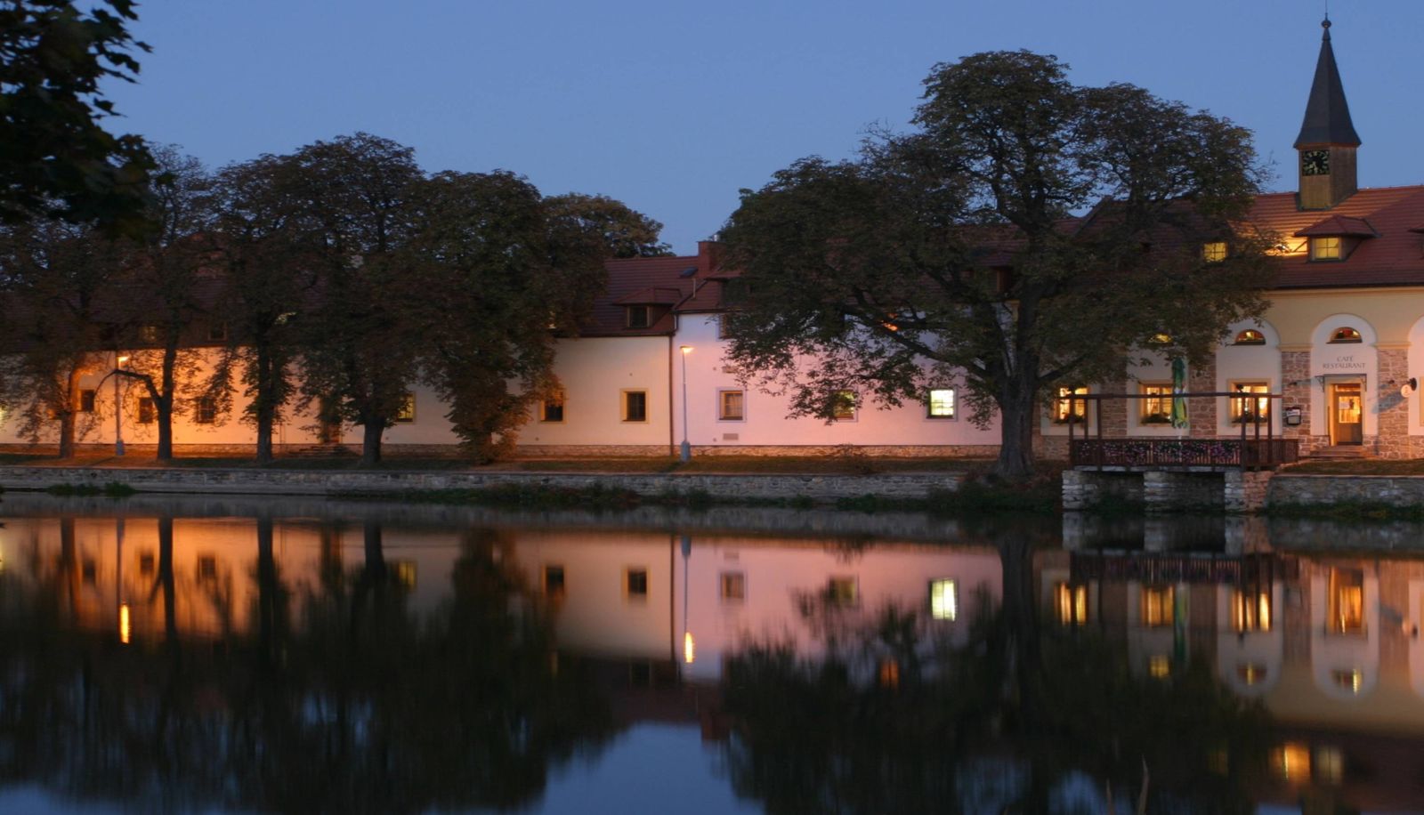 Hotel Außenbreich - Certousy
