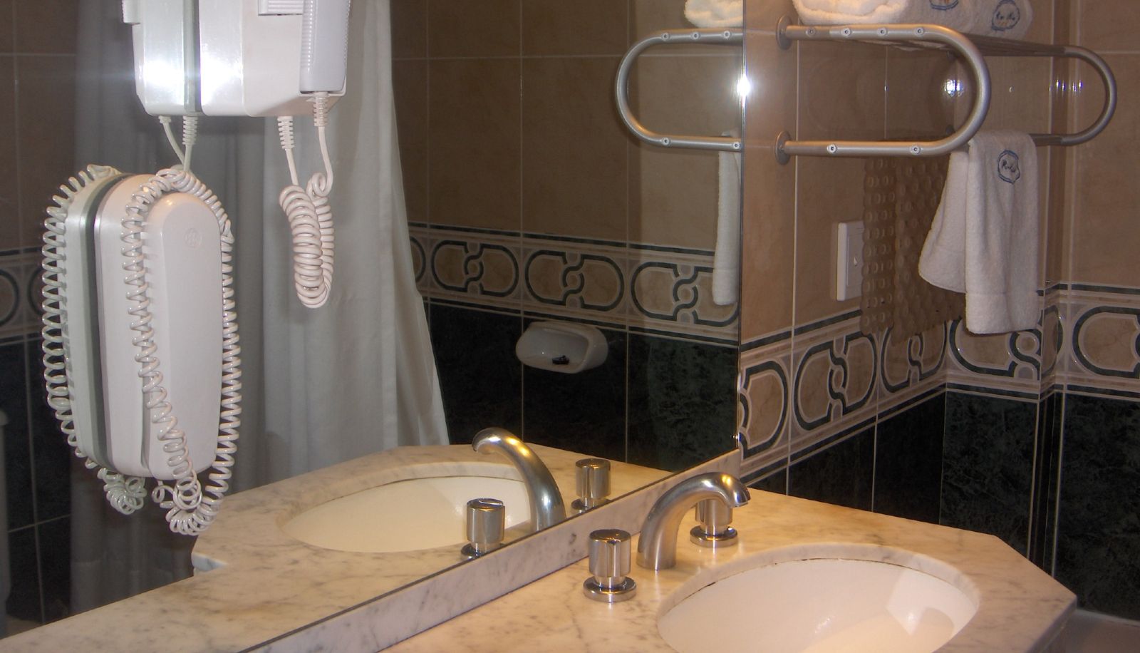 Badezimmer - River Hotel