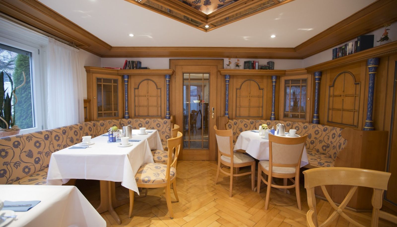 Sala śniadaniowa w restauracji - Promenade Garni