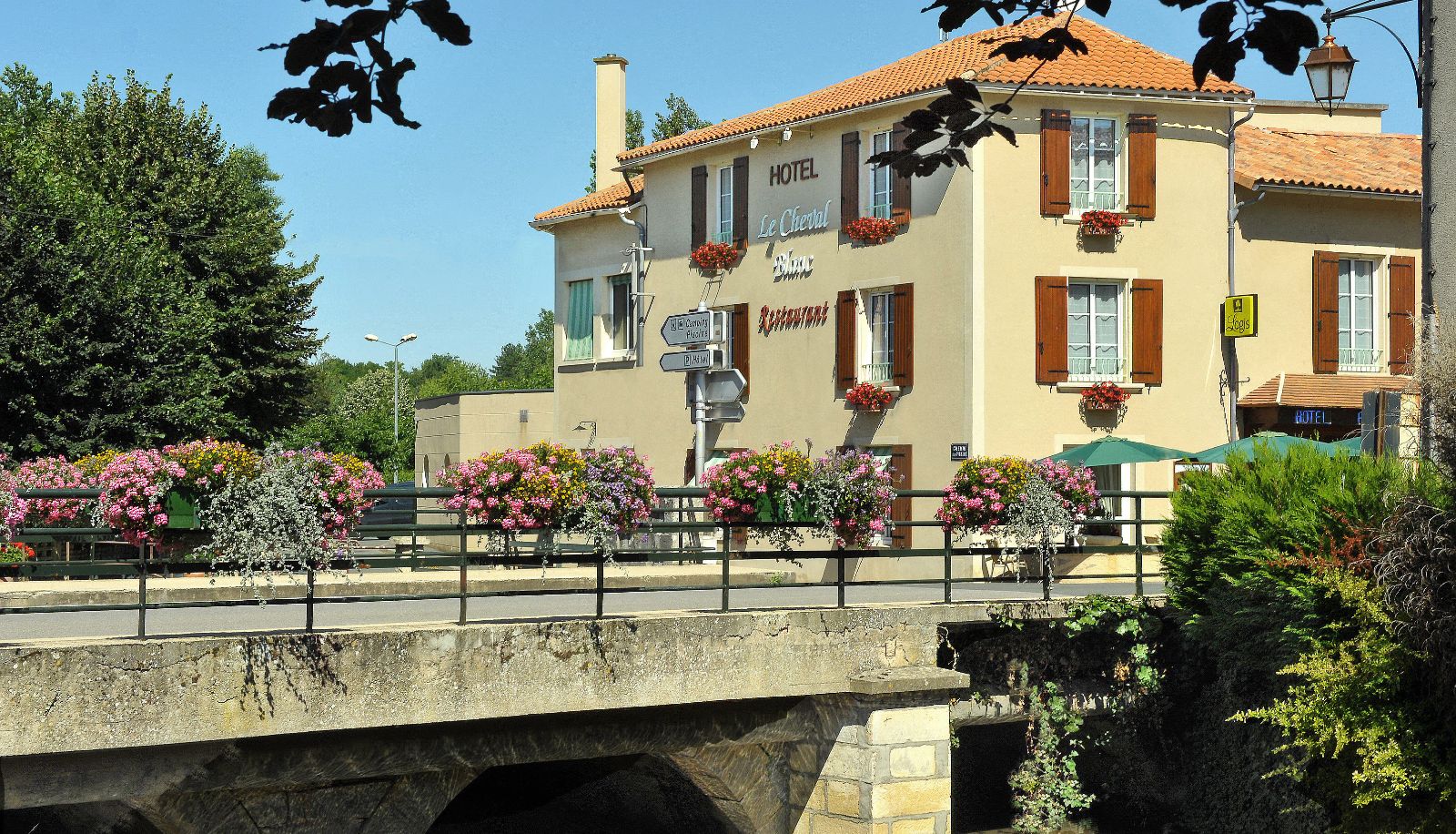 Buitenruimte van het hotel - Auberge du Cheval Blanc et le Clovis Logis