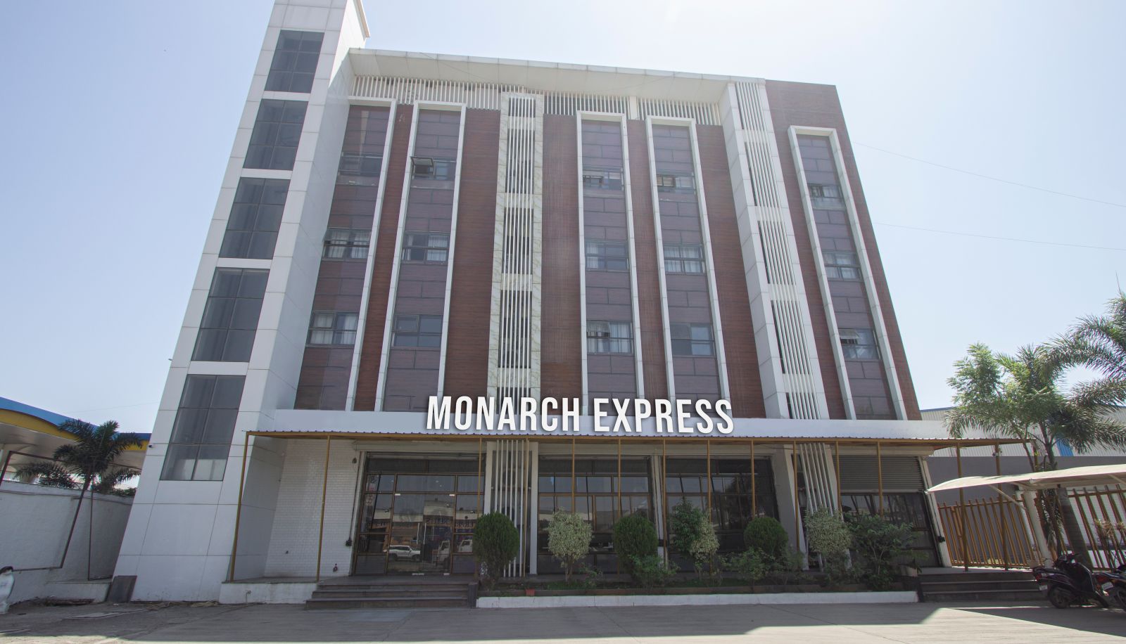 Suite - Monarch Express Kuruli