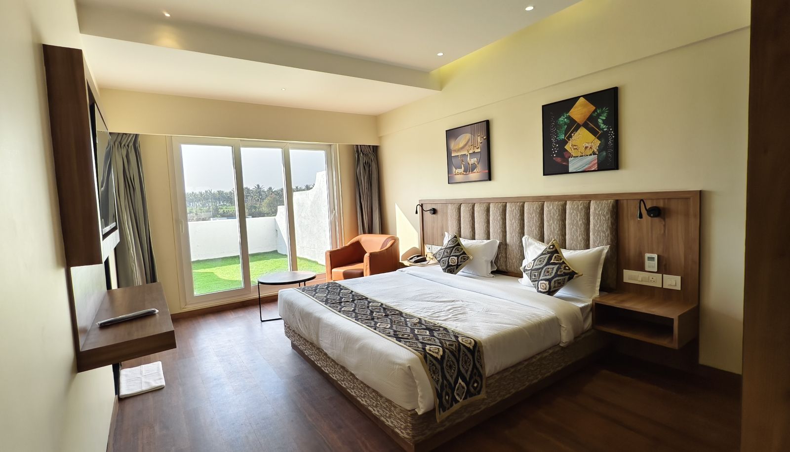 Room with balcony - Element By Monarch