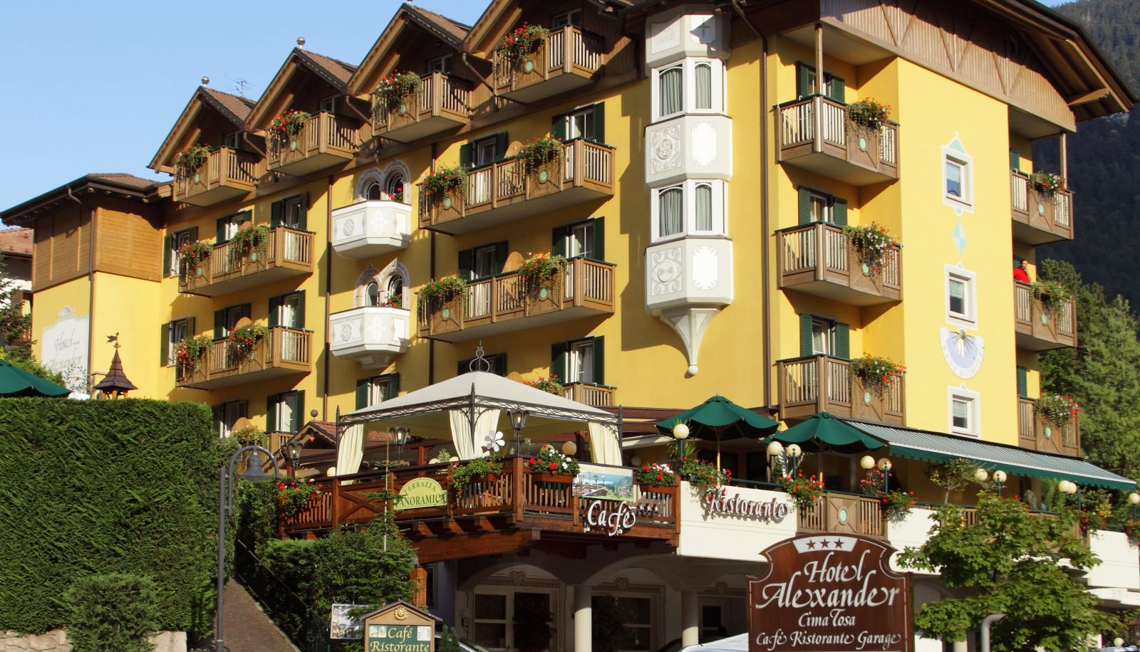 Hotel outdoor area - Alexander Hotel Alpine Wellness Dolomites***s