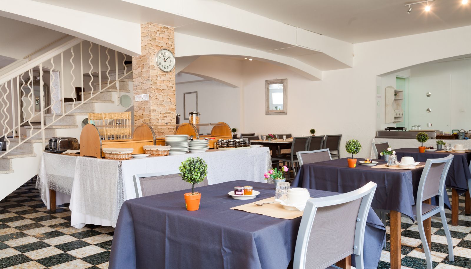 Breakfast room - Le Petit Manoir Hôtel Provence Logis