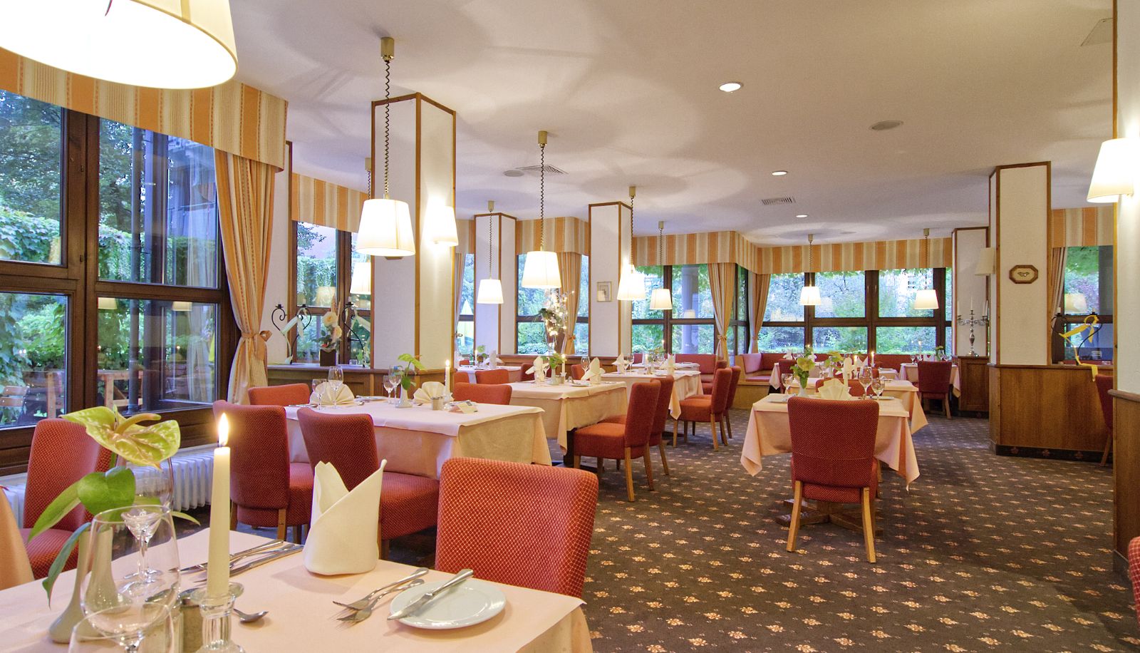 Salle de petit-déjeuner dans le restaurant - Amber Hotel Bavaria